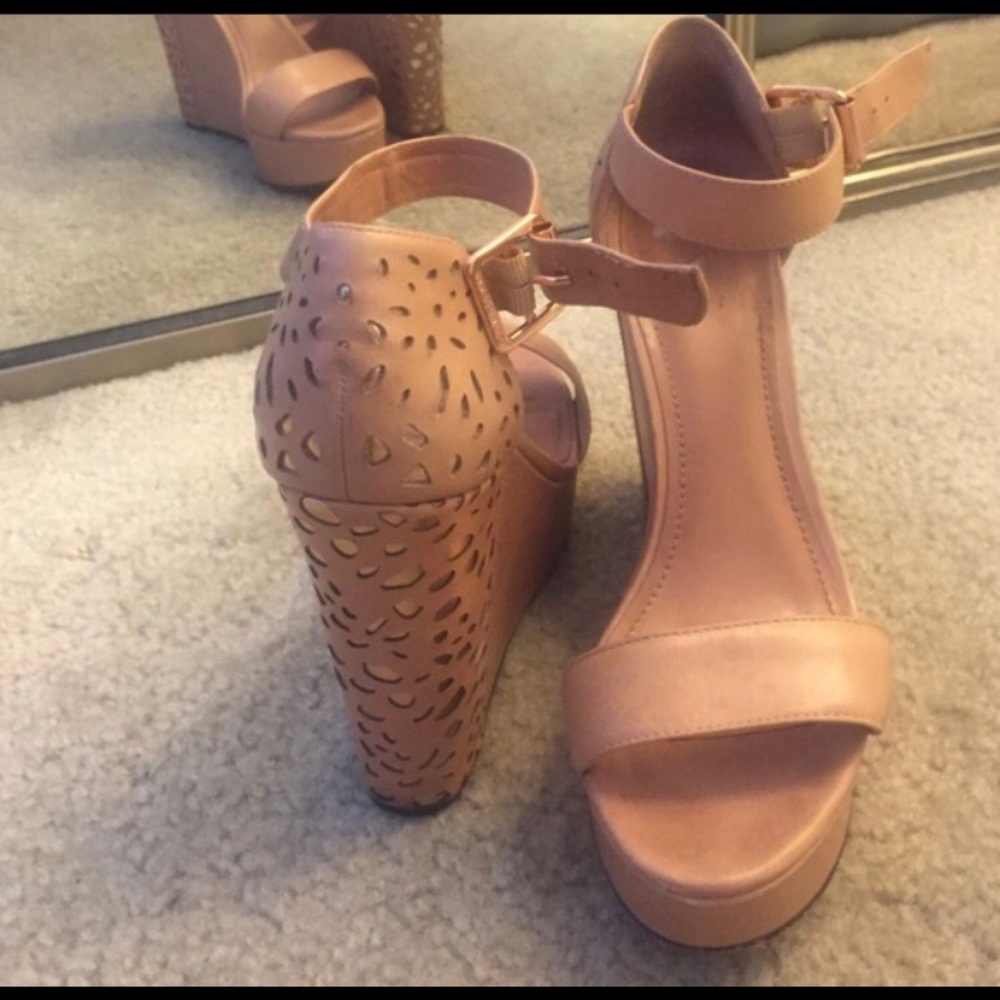 Vince Camuto nude wedges